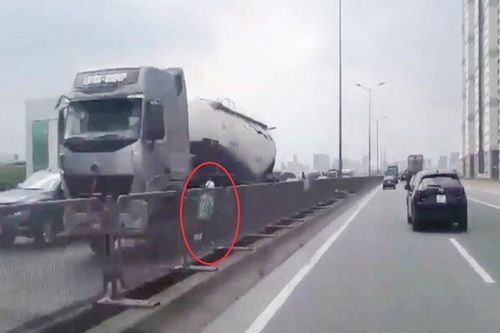CSGT nói về clip 2 nữ 'quái xế' đi xe máy ngược chiều trên đường vành đai 3