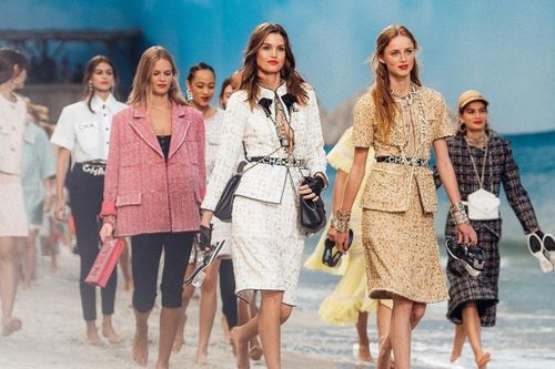 Có ai chịu chơi như Chanel, mang cả một vùng biển xanh rì rào sóng vỗ vào show Xuân Hè 2019