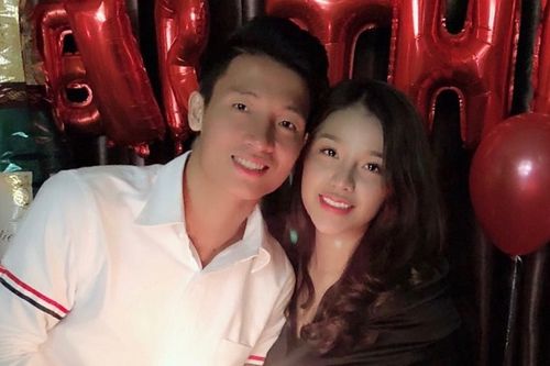Trung vệ Bùi Tiến Dũng đăng ảnh tình tứ với bạn gái: Người khen có tướng phu thê, người 'triệu hồi' ngay Đình Trọng
