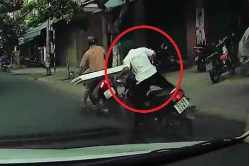 Clip: Vừa lái xe máy vừa cắm mặt vào điện thoại, đâm sầm vào xe trước mặt