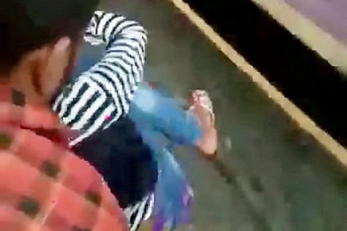 Clip: Ngã khỏi đoàn tàu đang chạy, thiếu nữ thoát chết thần kỳ