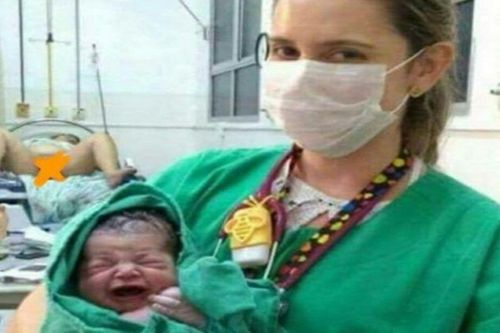 Phông nền 'khó đỡ' trong bức ảnh nữ y tá bế bé sơ sinh khiến dân mạng cười ngất