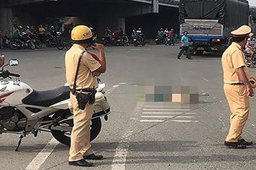Xe máy va chạm ô tô tải, mẹ và con nhỏ tử vong thương tâm