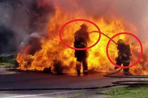 Clip: Bình xăng ô tô nổ tung, lửa bùng lên nuốt chửng lính cứu hỏa