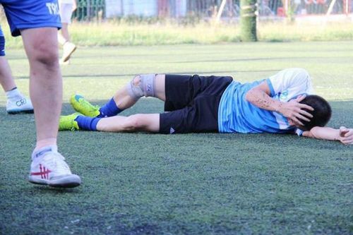 Hy hữu: Nam thanh niên bị 'gãy súng' khi đang đá bóng