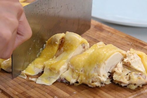 Luộc gà chưa kịp ăn, chị chồng sang chơi bê phần dưới ức và đùi, bỏ lại cổ cánh khiến em dâu tức nghẹn