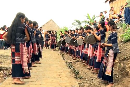 Câu lạc bộ Cồng chiêng nữ làng Leng