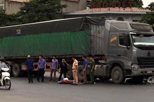 Tai nạn giao thông QL1A khiến 2 người bị bánh xe tải đè tử vong