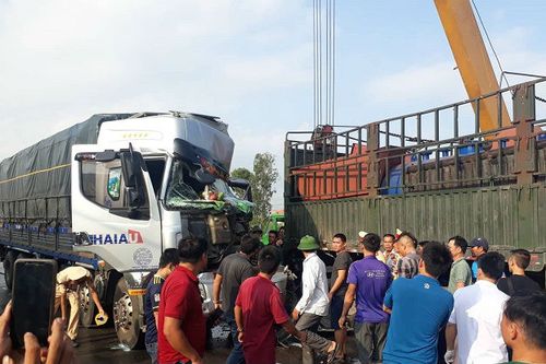 Xe tải đâm đuôi rơ moóc, người dân phá cửa đưa tài xế tới bệnh viện
