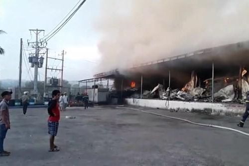 Hỏa hoạn thiêu rụi vựa thanh long hàng trăm tấn ở Bình Thuận