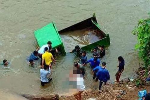 Xe công nông lao xuống suối khiến thanh niên tử vong