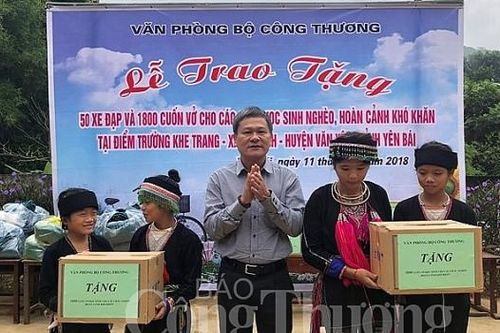 Công đoàn văn phòng Bộ Công Thương- Chia sẻ khó khăn với học sinh vùng cao