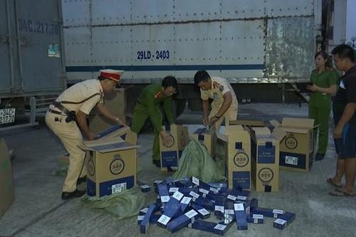 Kiểm tra xe tải, phát hiện 17.500 bao thuốc lá 555 không có hóa đơn