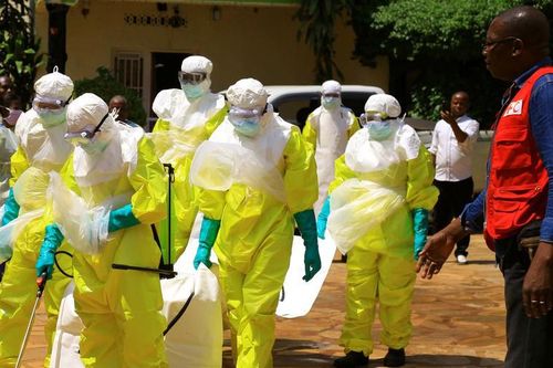 Táo tợn cướp thi thể nạn nhân nhiễm Ebola trong lễ tang