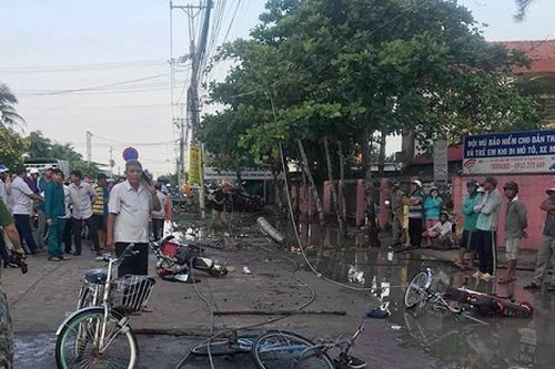 Dây điện rơi trước cổng trường, 2 học sinh tử vong