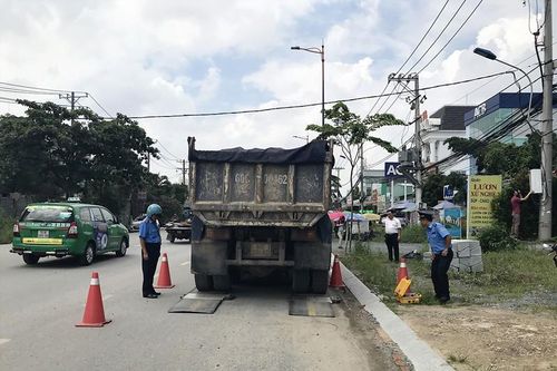 Xe quá tải 'tung hoành'