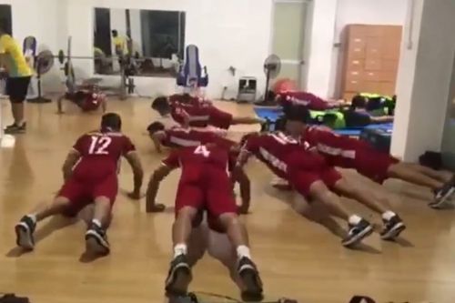 Tuyển Việt Nam thi chống đẩy: Hùng Dũng, Đức Huy xứng danh 'người không phổi'