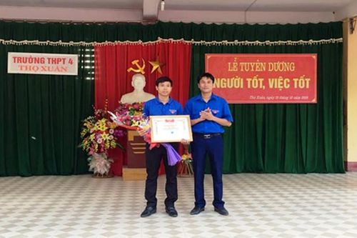 Thầy giáo liều mình cứu nữ sinh đuối nước được tặng bằng khen