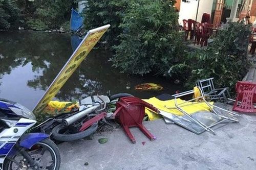 Ô tô 'điên' lao vào đám tang khiến 8 người bị thương