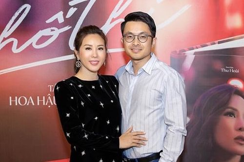 Bạn trai kém tuổi tình tứ ôm hôn Hoa hậu Thu Hoài