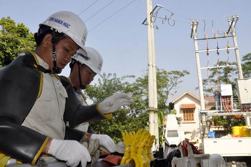 EVN HANOI ứng dụng công nghệ sửa chữa điện nóng hotline: Hướng tới phục vụ khách hàng tốt hơn