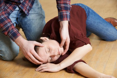 Cách sơ cứu người đột quỵ khi trời lạnh giá