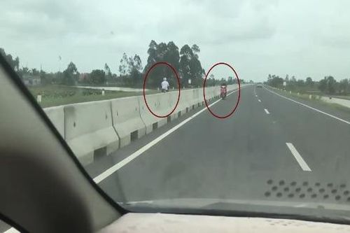 Lái xe máy ngược chiều trên đường cao tốc, hành vi 'tự sát' của người tham gia giao thông
