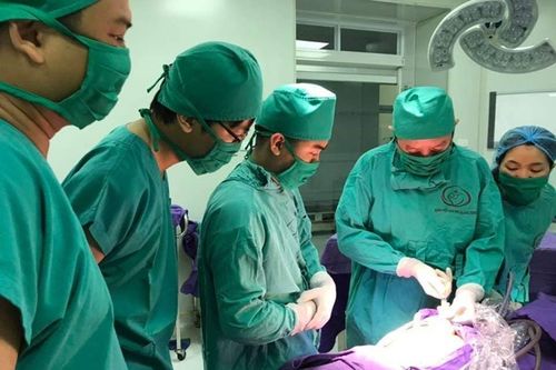 Phẫu thuật cắt khối u quái vùng cùng cụt cho bé sơ sinh