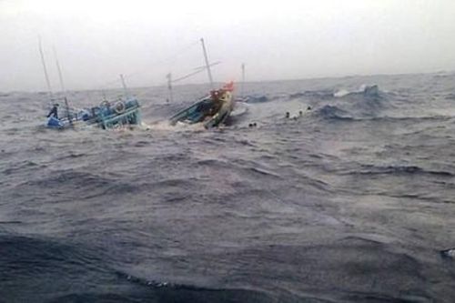 43 ngư dân trên chiếc tàu chìm ngoài biển vào đất liền an toàn