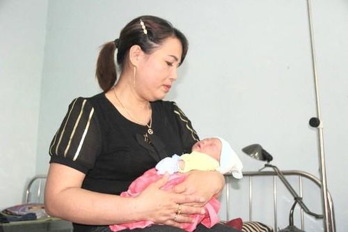 Bé gái sơ sinh bị bỏ rơi dưới gốc cây xà cừ gần trạm y tế xã