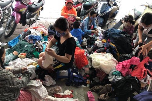 Trời trở rét, chủ shop hàng thùng thu về 35 triệu đồng/ngày