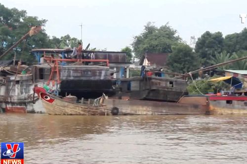 Bắt giữ 3 thuyền bơm hút cát trái phép trên sông Đồng Nai