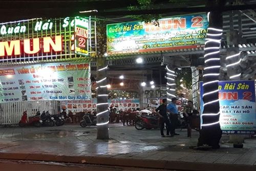 Mâu thuẫn tại quán ăn, bảo vệ đâm thực khách trọng thương