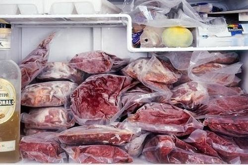 5 người phải nhập viện cấp cứu chỉ vì ăn thịt đông đá trong tủ lạnh