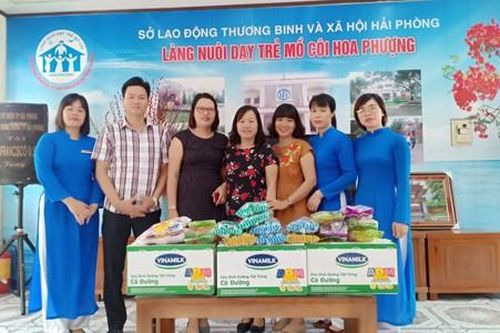 Nhà sách Tiền Phong Hải Phòng tặng quà trung thu cho trẻ em mồ côi.
