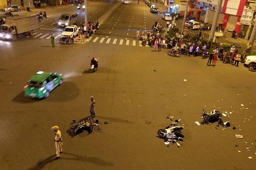 Nữ tài xế lái BMW gây tai nạn khai do vướng quai giày cao gót