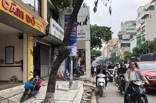 Ngỡ ngàng vỉa hè lát đá triệu đô 'né' nhà thụt ra thụt vào