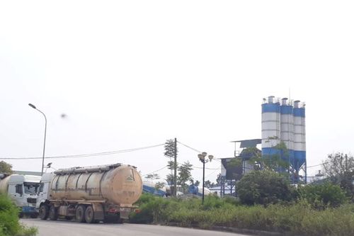 Trạm trộn bê tông, nhà máy gạch 'vô tư' xây dựng trên đất dự án ĐHQG Hà Nội