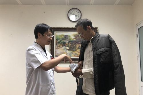 Bác sĩ sống khỏe mạnh sau nhiều năm mắc ung thư giai đoạn nặng