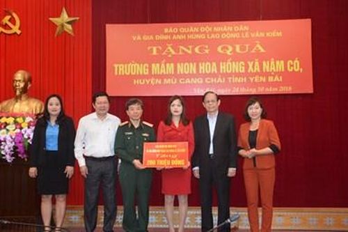 Báo Quân đội nhân dân trao 300 triệu đồng tặng ngành Giáo dục tỉnh Yên Bái