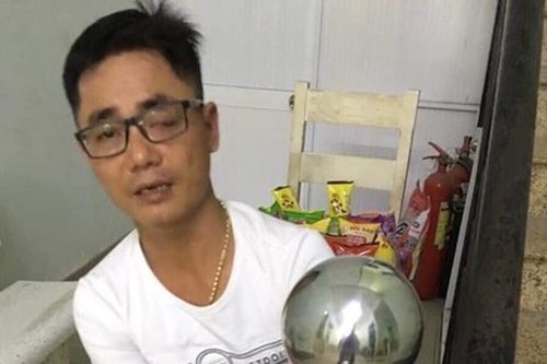 Bắt nóng cặp đôi 'đá xế' trong đêm