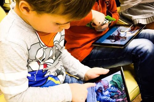 Trẻ tiếp xúc điện thoại, iPad sớm sẽ ảnh hưởng khả năng ngôn ngữ