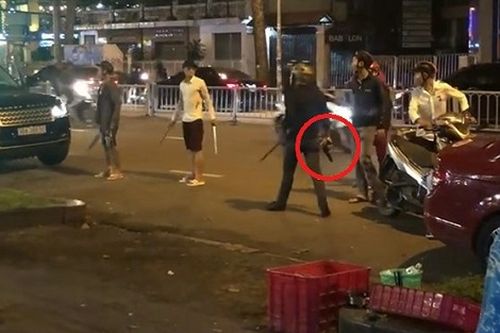 TP.HCM: Nhóm thanh niên mang súng, mã tấu ập vào quán nhậu bắt người