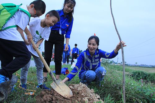 Trồng hơn 1.200 cây xanh tại ngày hội hạnh phúc