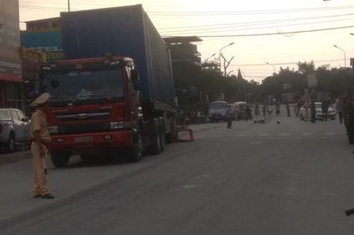 Cụ ông 71 tuổi chết thảm dưới bánh xe container