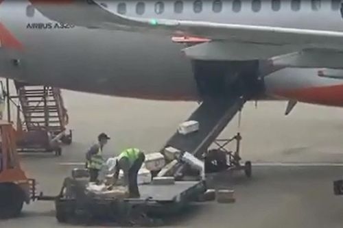 Nhân viên Jetstar quăng hàng ký gửi lên băng chuyền máy bay
