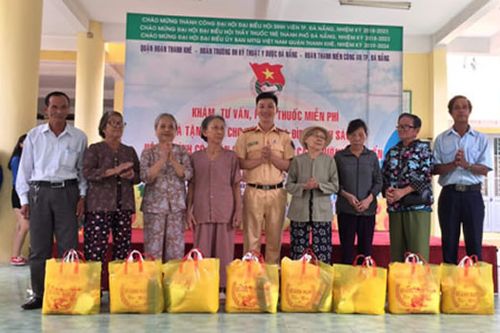 Tuổi trẻ CATP Đà Nẵng tặng quà cho người nghèo