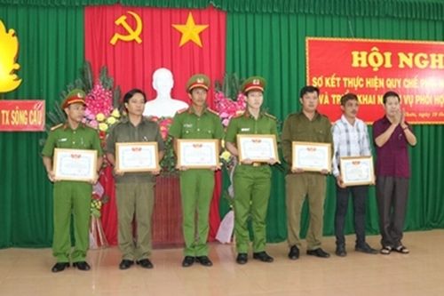 Phối hợp đảm bảo tốt an ninh trật tự vùng giáp ranh