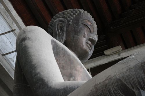 Tượng phật nặng 200 tấn mạ đồng đen trong ngôi chùa sở hữu thiên thạch Mặt Trăng