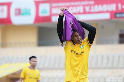 Trung vệ SLNA Mạnh Hùng: Đáng tiếc cho một tài năng